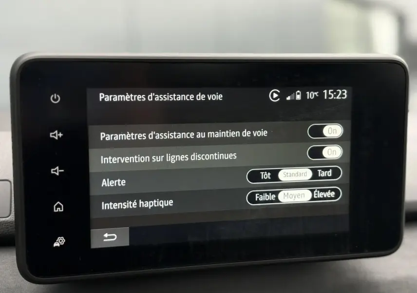 Écran tactile 8 pouces du système Media Nav affichant les paramètres d'assistance au maintien de voie dans une Dacia Sandero Bleu Iron.