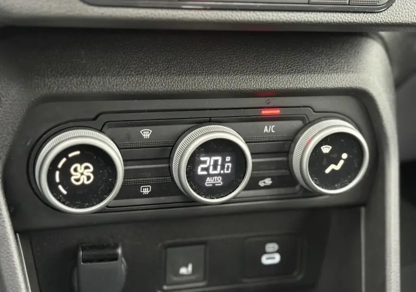Gros plan sur la commande de climatisation automatique de la Dacia Sandero Stepway Bleu Iron, affichant 20°C.