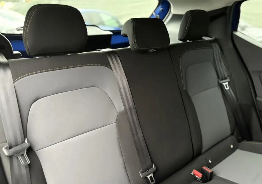 Vue arrière intérieure des sièges arrière noirs et gris de la Dacia Sandero Stepway Bleu Iron 2025.