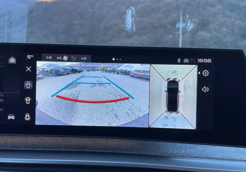 Affichage écran 21'' du Peugeot 5008 Hybrid 145 en caméra de recul avec vue 360° et guidage de trajectoire.
