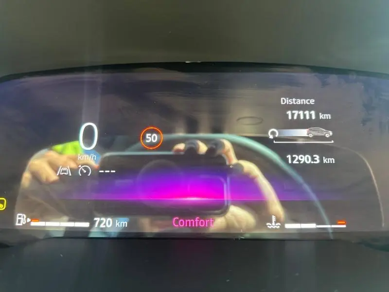 Tableau de bord numérique du Renault Captur 2025 affichant vitesse, autonomie et mode de conduite Comfort.