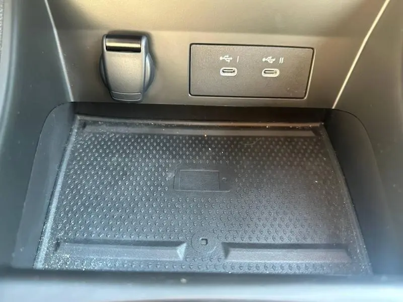 Gros plan sur la zone de recharge sans fil et les deux ports USB-C du Renault Captur 2025, finition Techno.