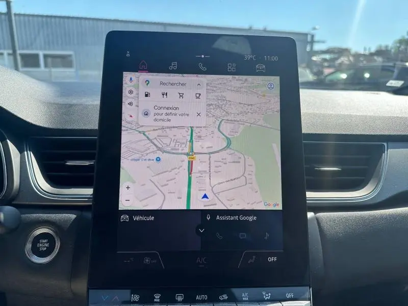 Vue intérieure du tableau de bord du Renault Captur 2025 avec écran tactile affichant la navigation GPS.