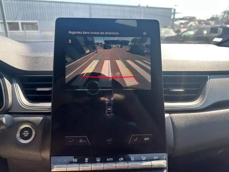 Vue intérieure du tableau de bord du Renault Captur 2025 montrant l'écran tactile avec caméra de recul activée.