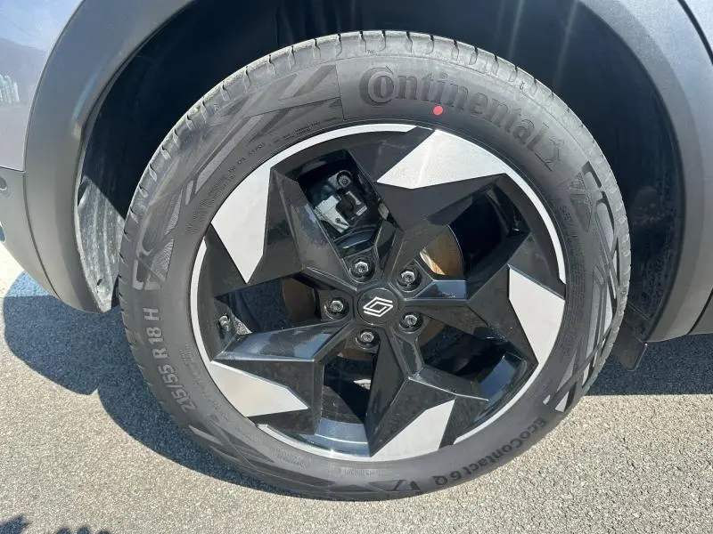 Gros plan sur la roue avant droite du Renault Captur 2025, jante alu noire et grise au design étoilé, pneu Continental.