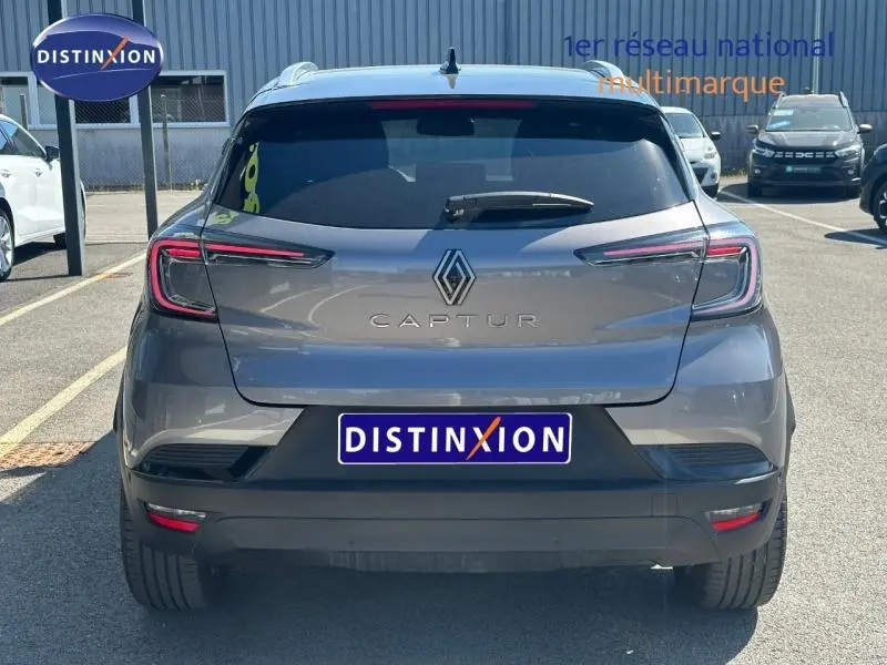 Vue arrière du Renault Captur 2025 gris Cassiopée métallisé avec feux arrière LED et lunette arrière surteintée.