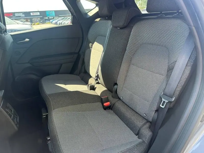 Vue latérale droite de la banquette arrière grise du Renault Captur 2025 avec ceintures de sécurité visibles.