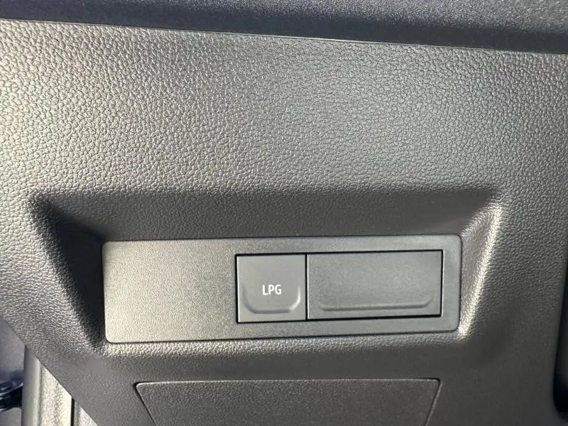 Gros plan sur le bouton LPG intégré dans le tableau de bord noir du Renault Captur 1.0 Eco-G 2025.