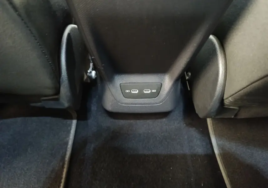 Vue rapprochée des ports USB-C arrière entre les sièges noirs du CUPRA BORN gris foncé 2023.