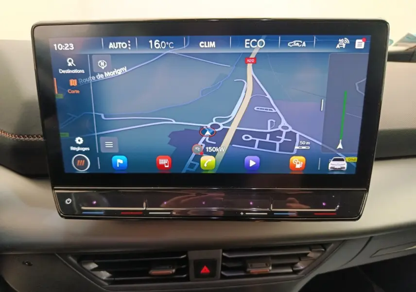 Écran tactile central du tableau de bord du CUPRA Born gris foncé, affichant la navigation GPS en mode ECO.