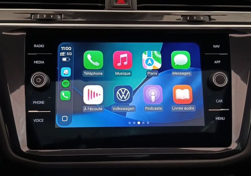 Écran tactile central du Volkswagen Tiguan 2.0 TDI 150 DSG7 Elegance affichant interface Apple CarPlay.