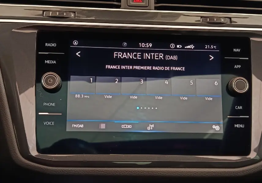Écran tactile central du Volkswagen Tiguan 2.0 TDI 150 DSG7 Elegance affichant la radio France Inter.
