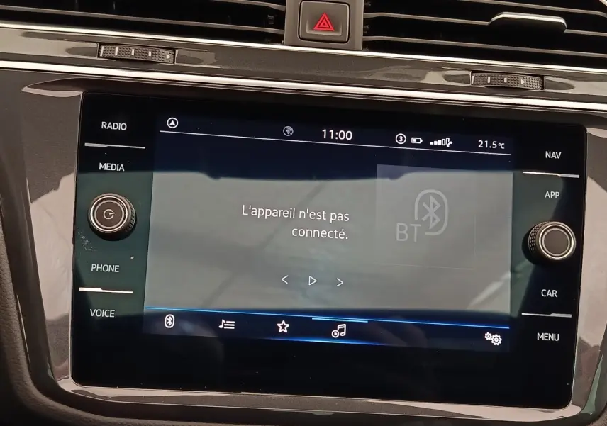 Écran tactile central du Volkswagen Tiguan 2021 affichant un message de connexion Bluetooth non établie.