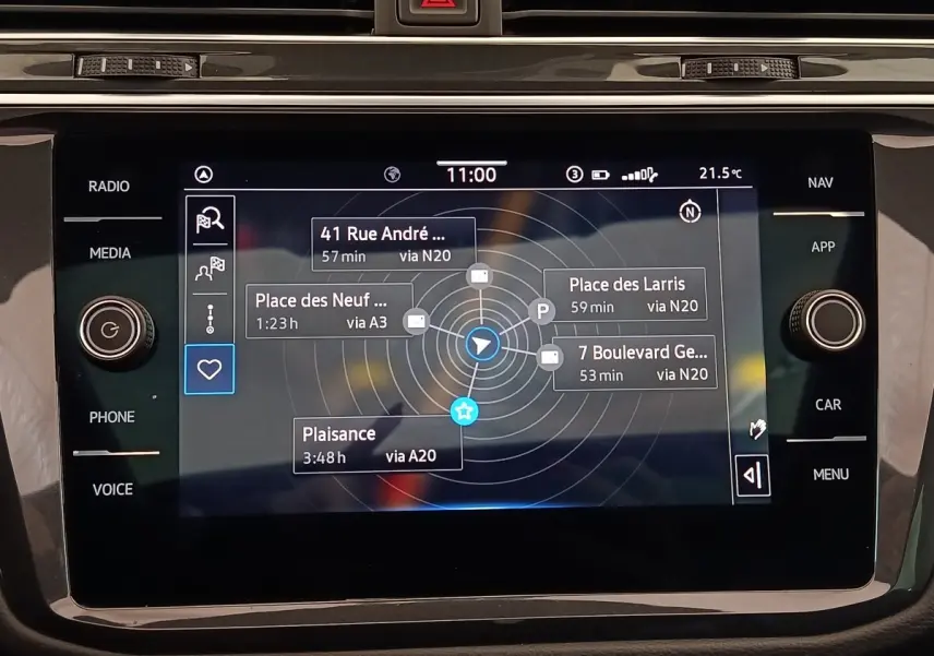 Écran tactile central du Volkswagen Tiguan 2.0 TDI 150 DSG7 Elegance affichant le système de navigation.