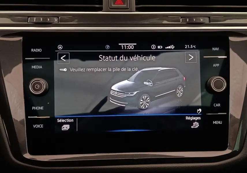 Écran tactile intérieur affichant une vue 3/4 avant d’un Volkswagen Tiguan noir avec statut du véhicule.