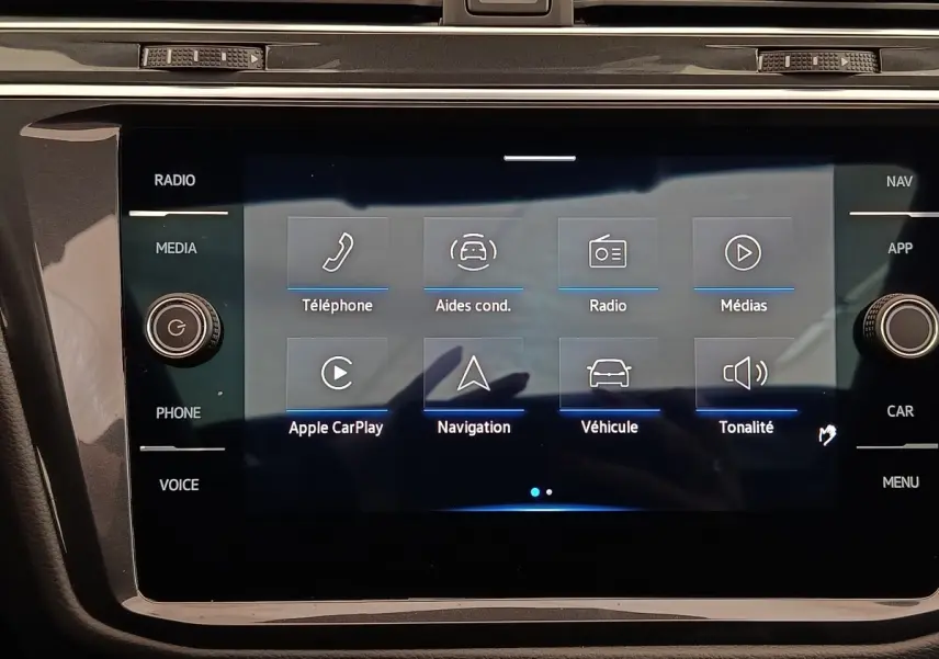 Écran tactile central du Volkswagen Tiguan 2.0 TDI 150 DSG7 Elegance affichant les options multimédias et aides à la conduite.