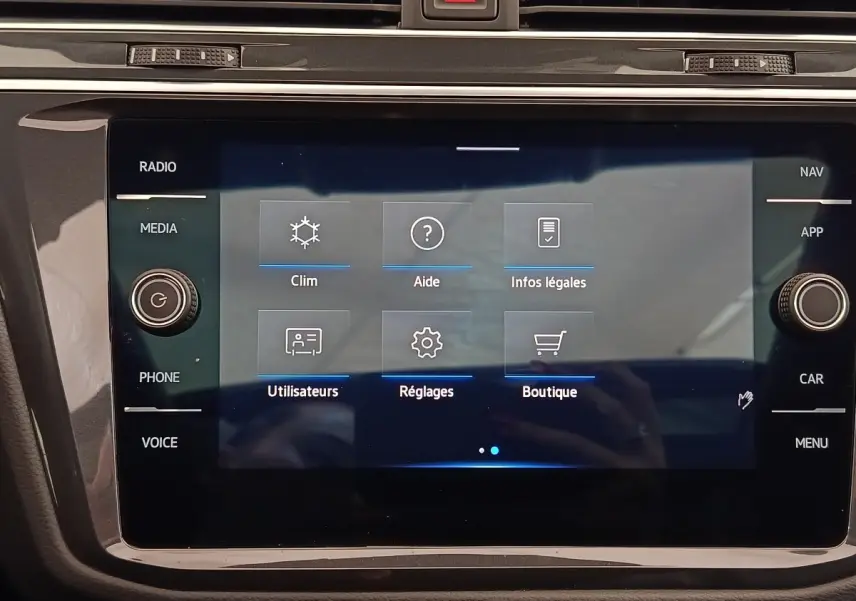 Écran tactile central du Volkswagen Tiguan 2.0 TDI 150 DSG7 Elegance, affichage des réglages et options multimédias.