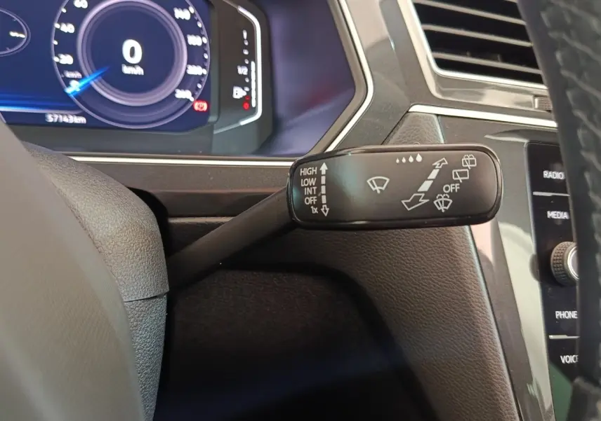 Gros plan sur la commande des essuie-glaces du Volkswagen Tiguan 2.0 TDI 150 DSG7 Elegance, intérieur noir.