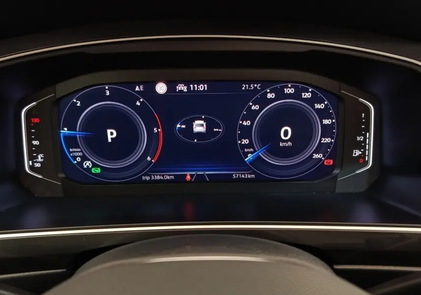 Affichage numérique du tableau de bord du Volkswagen Tiguan 2.0 TDI noir, avec compte-tours et vitesse à 0 km/h.