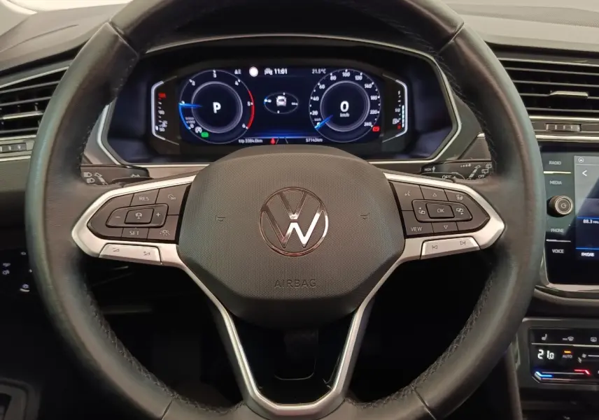 Vue rapprochée du volant cuir multifonctions noir du Volkswagen Tiguan 2.0 TDI 150 DSG7 avec tableau de bord numérique.