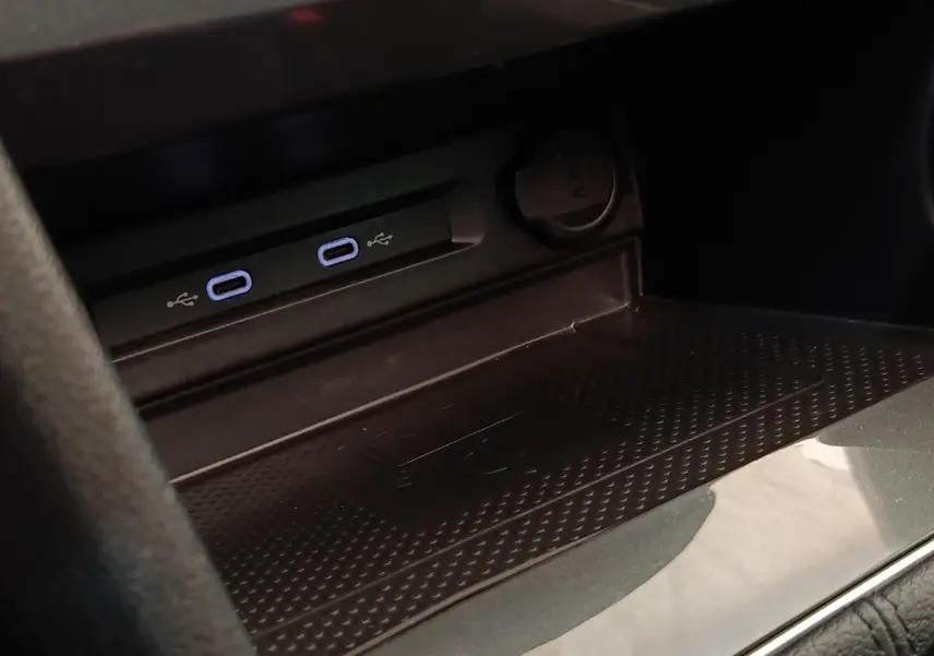 Gros plan sur la console centrale du Volkswagen Tiguan 2021, montrant deux ports USB-C et une prise 12V noire.