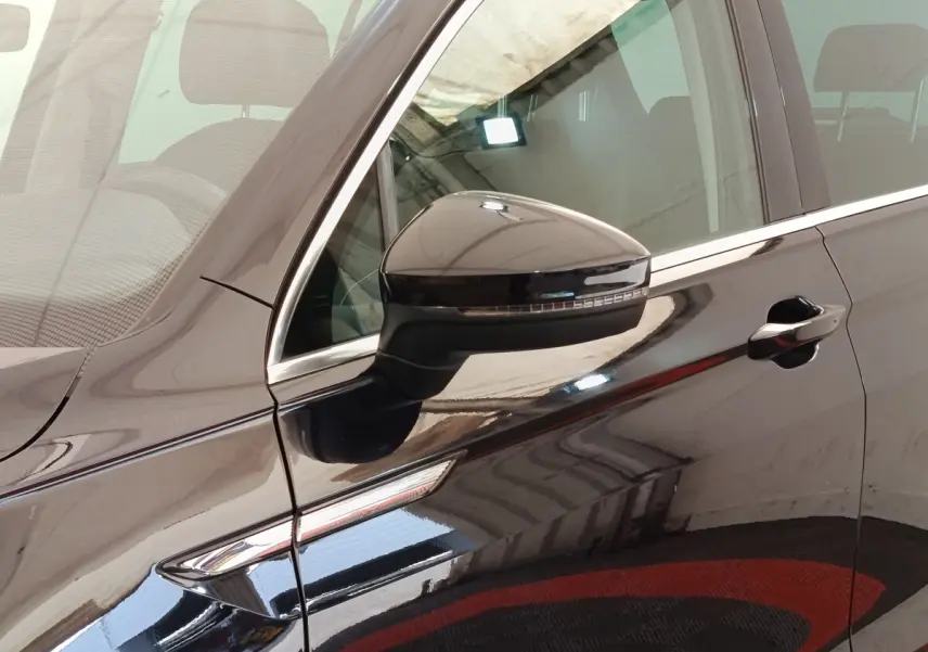 Détail du rétroviseur côté gauche noir brillant du Volkswagen Tiguan 2.0 TDI 150 DSG7 Elegance 2021.
