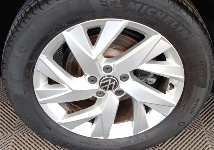 Gros plan sur la jante argentée en alliage du Volkswagen Tiguan 2.0 TDI 150 DSG7 Elegance avec pneu Michelin noir.