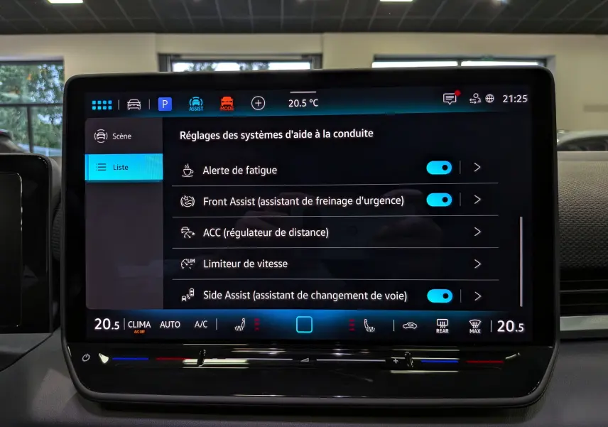 Écran tactile central du Volkswagen T-Roc eTSI 150 R-Line 2026 affichant les réglages des aides à la conduite.
