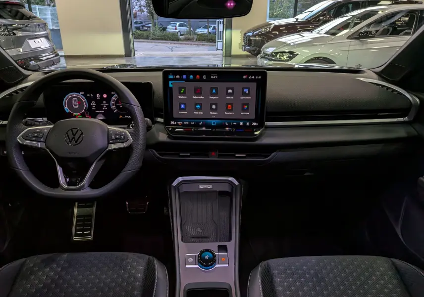 Vue intérieure avant du Volkswagen T-Roc eTSI 150 R-Line 2026, avec tableau de bord numérique et écran tactile central.