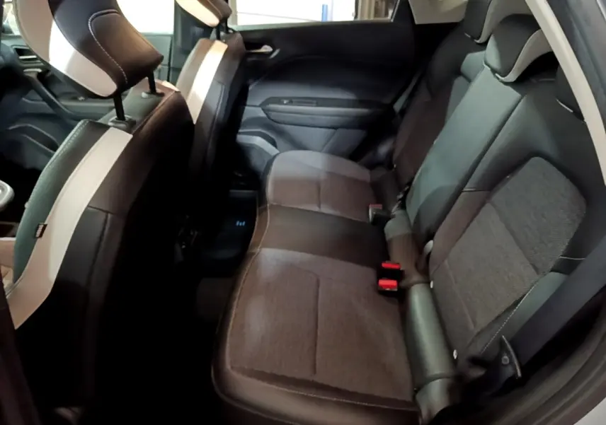 Vue intérieure côté droit montrant la banquette arrière en tissu gris et noir du Renault Captur Intens E-Tech hybride rechargeable 2021.