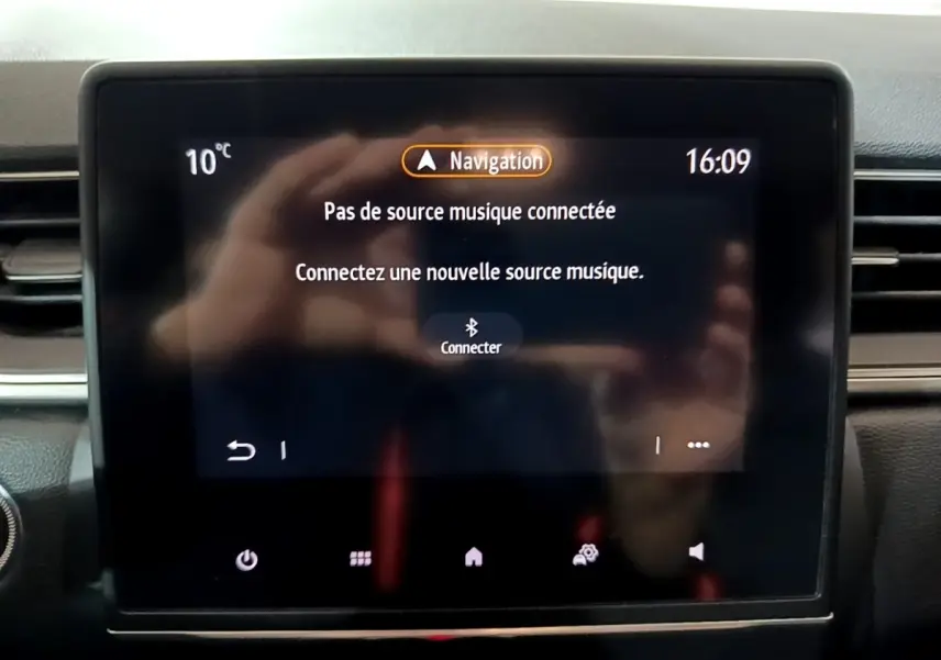Écran tactile central du tableau de bord du Renault Captur gris clair, affichant le menu de navigation.