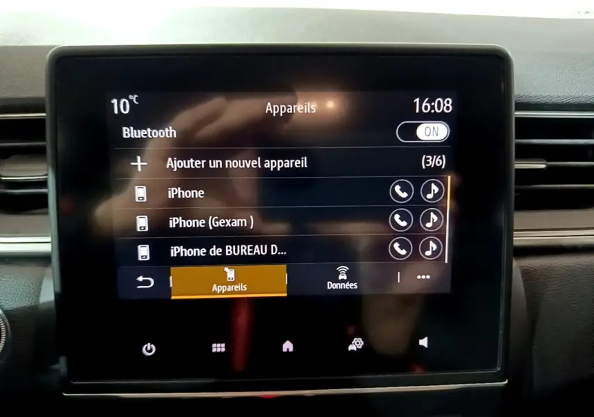 Écran tactile central du tableau de bord du Renault Captur gris clair, affichant le menu Bluetooth et les appareils connectés.