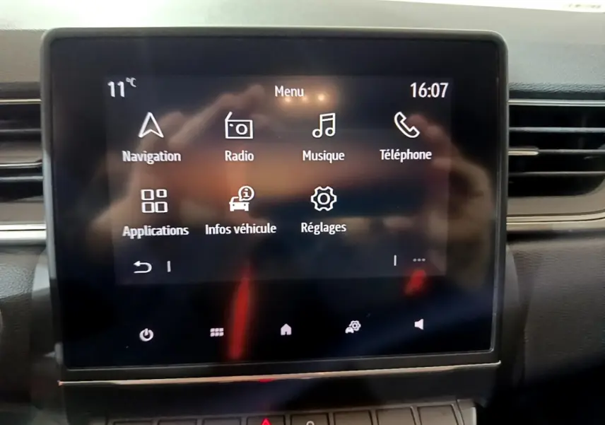 Écran tactile central allumé du Renault Captur Intens E-Tech hybride rechargeable 2021, vue frontale intérieure.
