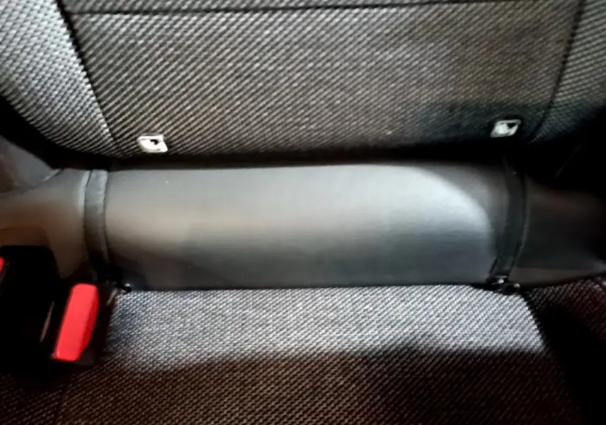 Gros plan sur la banquette arrière grise du Renault Captur Intens E-Tech 2021 avec ceinture de sécurité rouge visible.