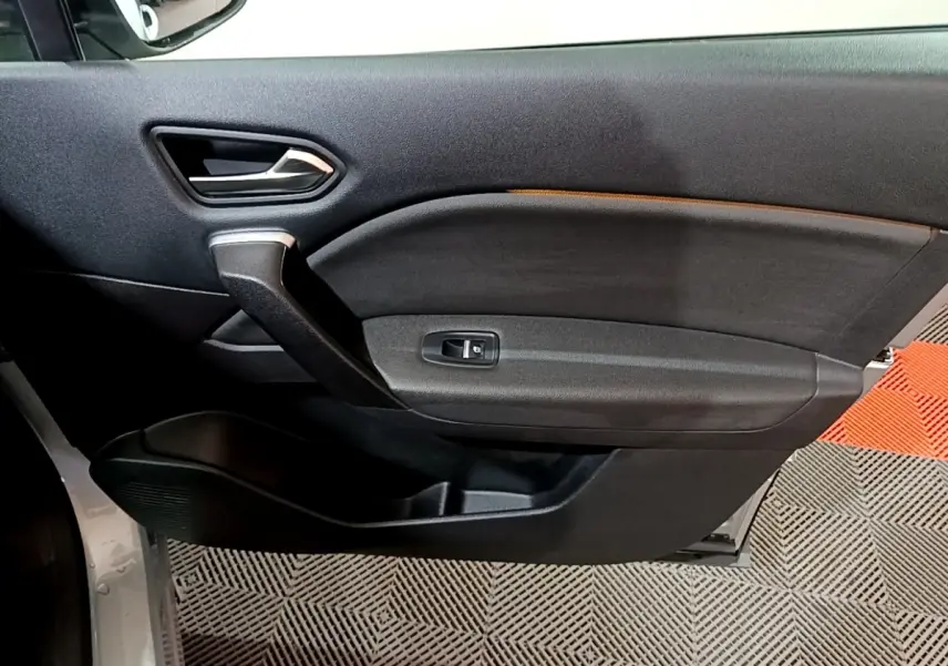 Vue intérieure côté gauche de la porte avant noire du Renault Captur Intens E-Tech hybride rechargeable 2021.