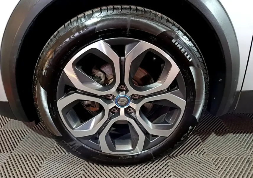 Vue rapprochée sur la roue arrière droite d’un Renault Captur gris clair avec passage de roue noir.