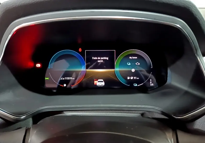 Affichage numérique du combiné d'instruments du Renault Captur Intens E-Tech hybride 2021, vue frontale.