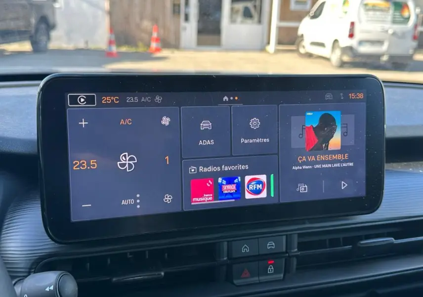 Écran tactile central du tableau de bord du Jeep Avenger gris 2025, affichant climatisation et interface multimédia.