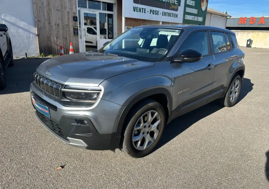 Jeep Avenger gris en 3/4 avant droit, avec jantes alliage 17 pouces et détails noirs contrastants.