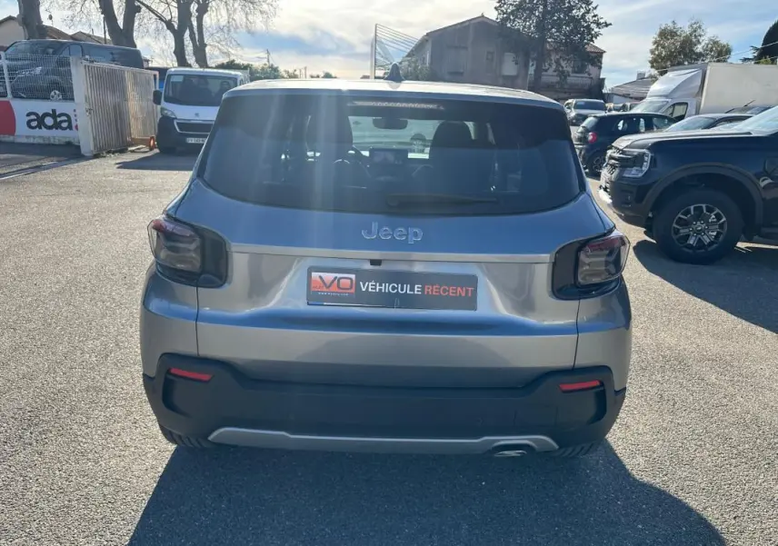 Vue arrière d'un Jeep Avenger gris 2025 avec feux arrière LED et plaque "Véhicule récent" visible au centre.