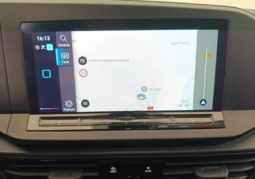 Écran tactile central 10 pouces du Volkswagen Caddy 2022 affichant la navigation en mode carte.