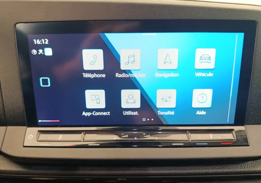 Écran tactile central de 10 pouces du Volkswagen Caddy 2.0 TDI 122ch, affichant le menu multimédia et navigation.