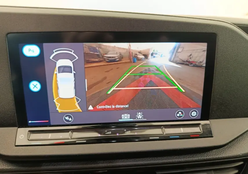 Écran tactile central du Volkswagen Caddy blanc 2022 affichant la caméra de recul avec guidage de trajectoire.