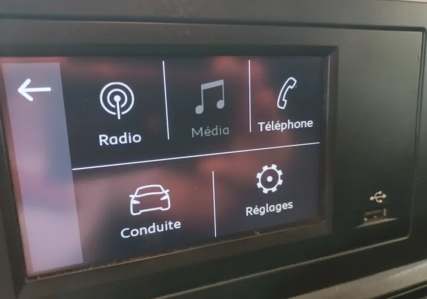 Écran tactile central du Peugeot Partner 2021 affichant les options Radio, Média, Téléphone, Conduite et Réglages.