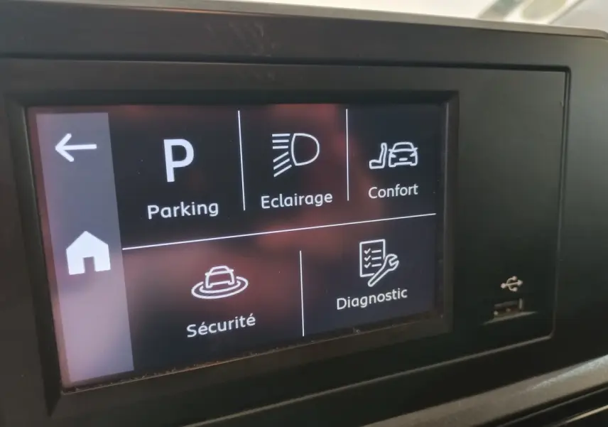 Écran tactile intérieur du Peugeot Partner 2021 affichant les options Parking, Éclairage, Confort, Sécurité et Diagnostic.
