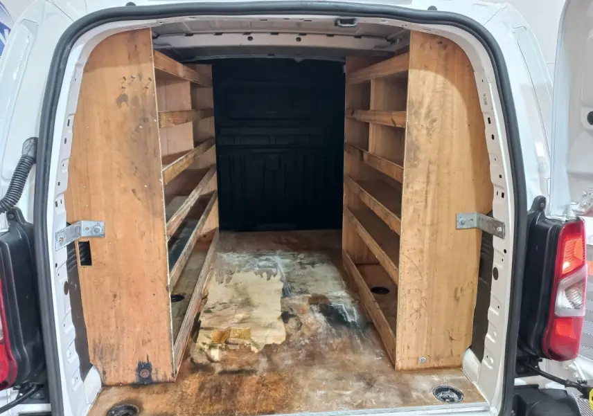 Vue arrière ouverte du Peugeot Partner blanc 2021 avec aménagements en bois et espace de chargement visible.
