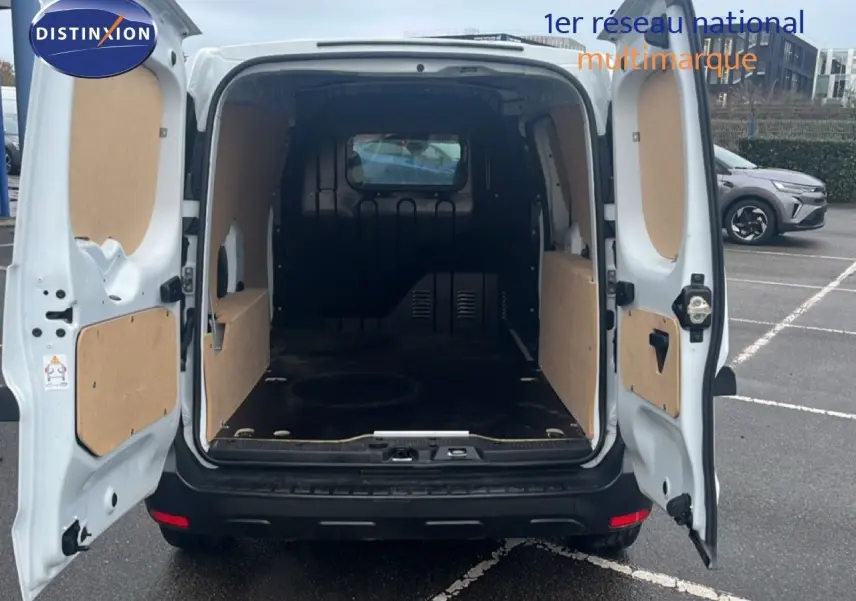 Vue arrière du Renault Express Van blanc glacier 2023 avec portes ouvertes dévoilant l'espace de chargement vide et protégé.