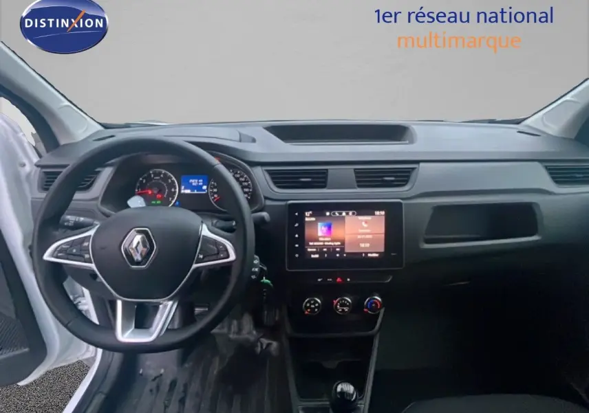 Vue intérieure du tableau de bord et volant du Renault Express Van 2023 avec écran tactile et commandes manuelles.