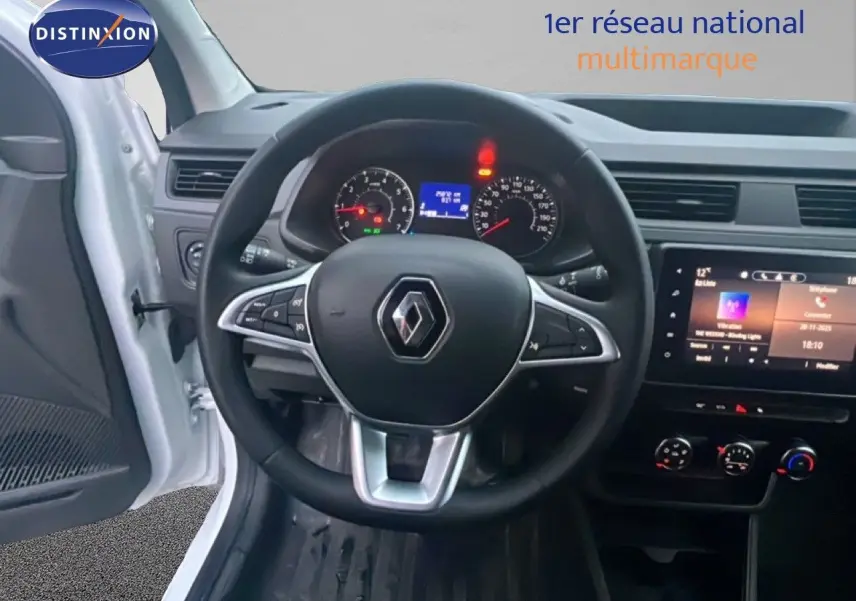 Vue intérieure centrée sur le volant Renault d'un Express Van blanc glacier 2023 avec tableau de bord et écran tactile.