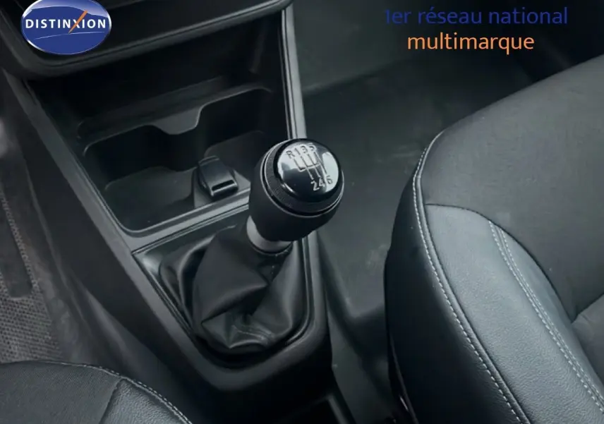 Gros plan sur le levier de vitesses manuel noir et la console centrale du Renault Express Van blanc glacier 2023.